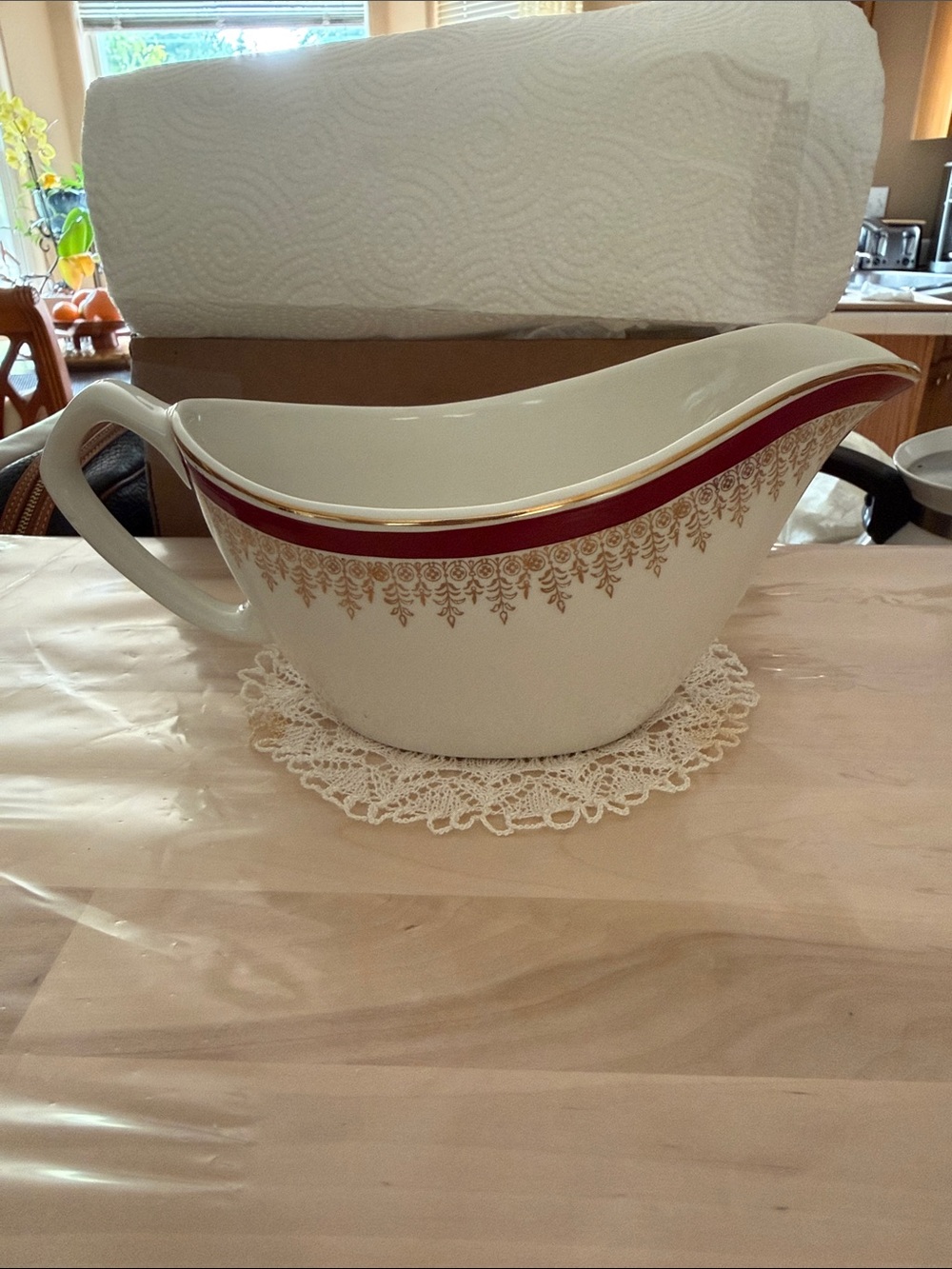 vntg. MYOTT ROYALTY gravy boat, made in England. in hreat condition